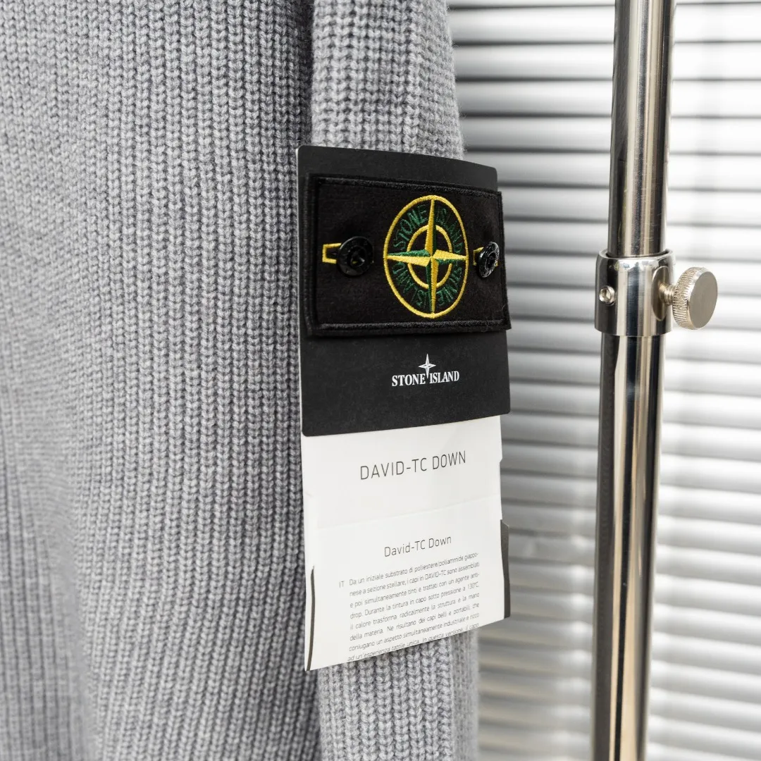 P310 top version (different currencies) Style: Stone Island STONE LSLAND high weight knitted wool cardigan jacket Color: Picture color Size: M-XXXL Fabric: Blended Accessories: Full set of customized accessories No gender distinction, same style for men and women